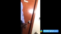 Porteiro dando aliviada no trampo