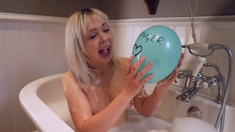 Amateur blonde masturbate when taking shower