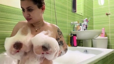 Big boob brunette masturbates on webcam