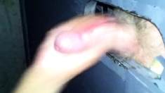 Svenska Hustruns Glory Hole Handjob