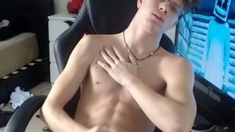 Muscular Hunk Shows Off On Webcam